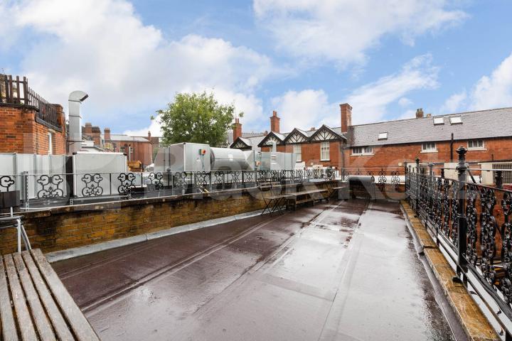 2 bedroom property with a 20ft roof terrace in central Crouch End Park Road, Crouch End